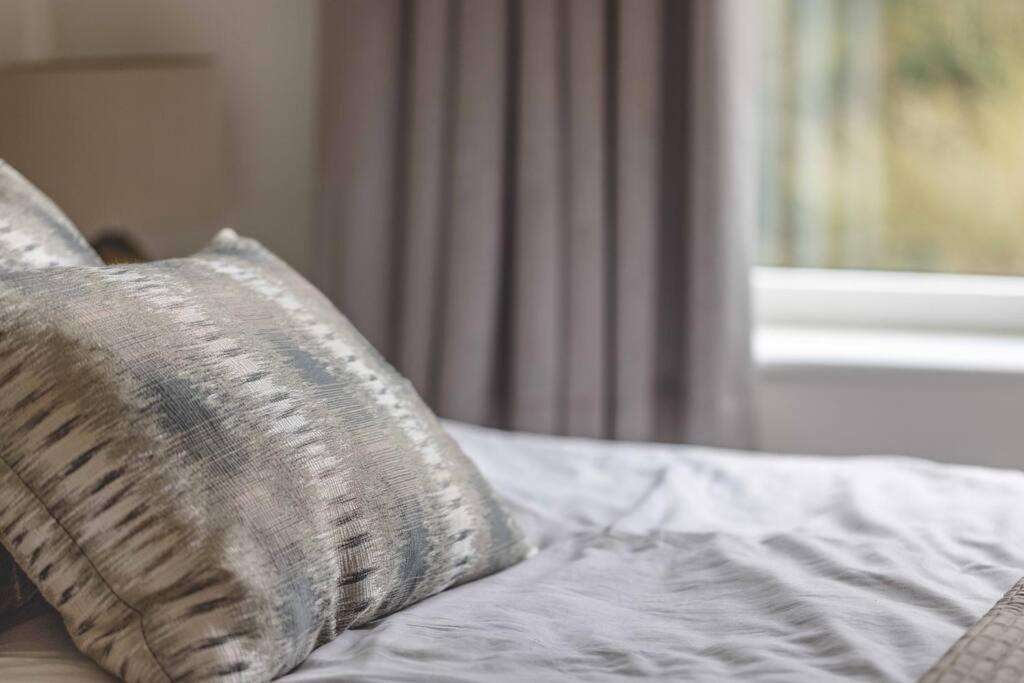 Stylish Home @ Virginia Water Lake & Free Parking Englefield Green Exterior foto